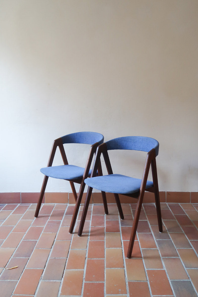 Paire de chaises scandinaves Farstrup modèle 205 en teck, design Thomas Harlev, tissu bleu, années 60.