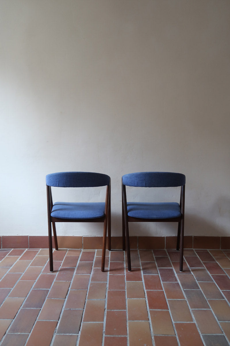 Paire de chaises scandinaves Farstrup modèle 205 en teck, design Thomas Harlev, tissu bleu, années 60.