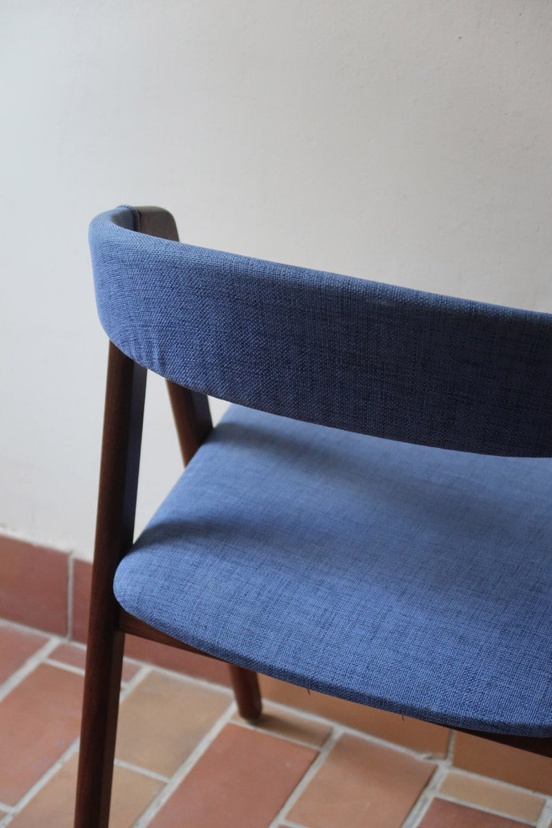 Paire de chaises scandinaves Farstrup modèle 205 en teck, design Thomas Harlev, tissu bleu, années 60.