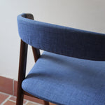 Paire de chaises scandinaves Farstrup modèle 205 en teck, design Thomas Harlev, tissu bleu, années 60.