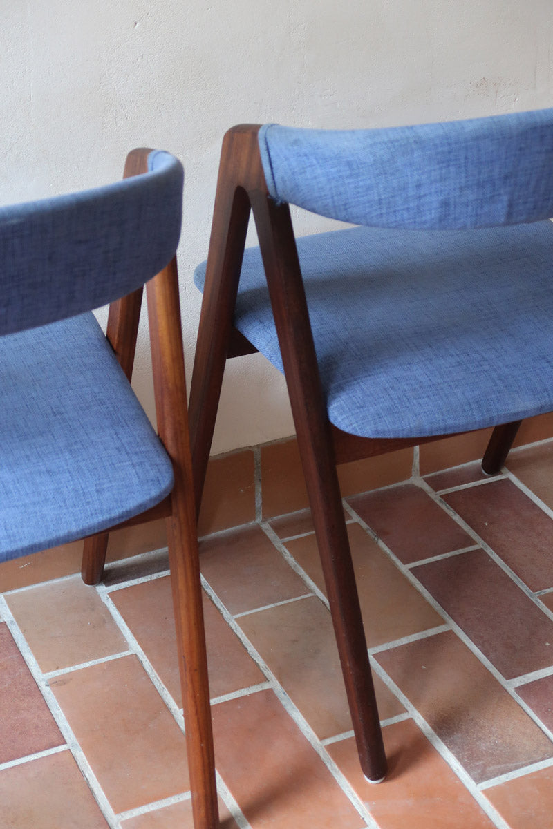 Paire de chaises scandinaves Farstrup modèle 205 en teck, design Thomas Harlev, tissu bleu, années 60.