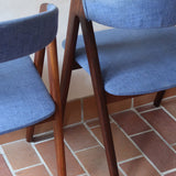 Paire de chaises scandinaves Farstrup modèle 205 en teck, design Thomas Harlev, tissu bleu, années 60.