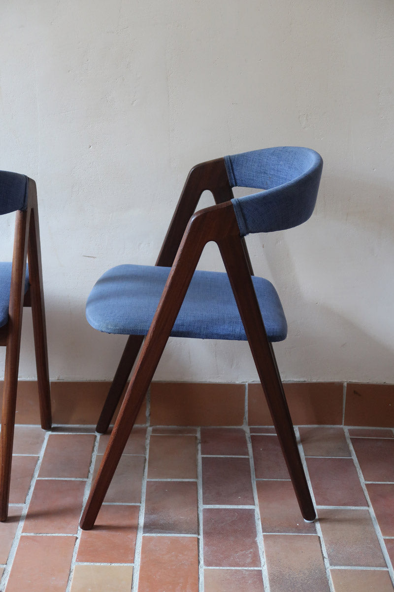 Paire de chaises scandinaves Farstrup modèle 205 en teck, design Thomas Harlev, tissu bleu, années 60.