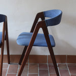 Paire de chaises scandinaves Farstrup modèle 205 en teck, design Thomas Harlev, tissu bleu, années 60.