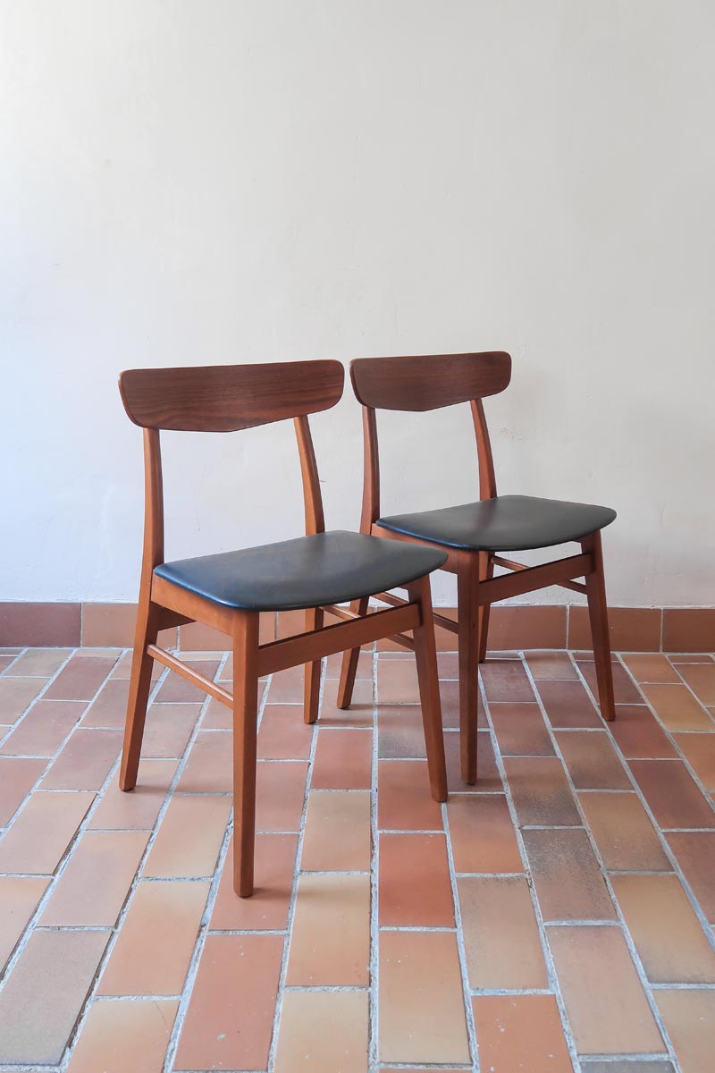 Paire de chaises scandinaves vintage Farstrup en teck et skaï noir