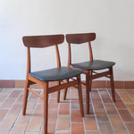 Paire de chaises scandinaves vintage Farstrup en teck et skaï noir
