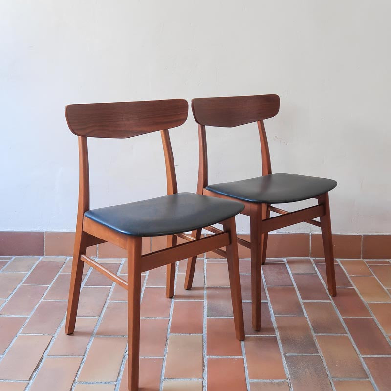 Paire de chaises scandinaves vintage Farstrup en teck et skaï noir