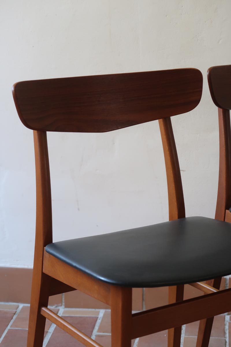Paire de chaises scandinaves vintage Farstrup en teck et skaï noir