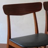 Paire de chaises scandinaves vintage Farstrup en teck et skaï noir