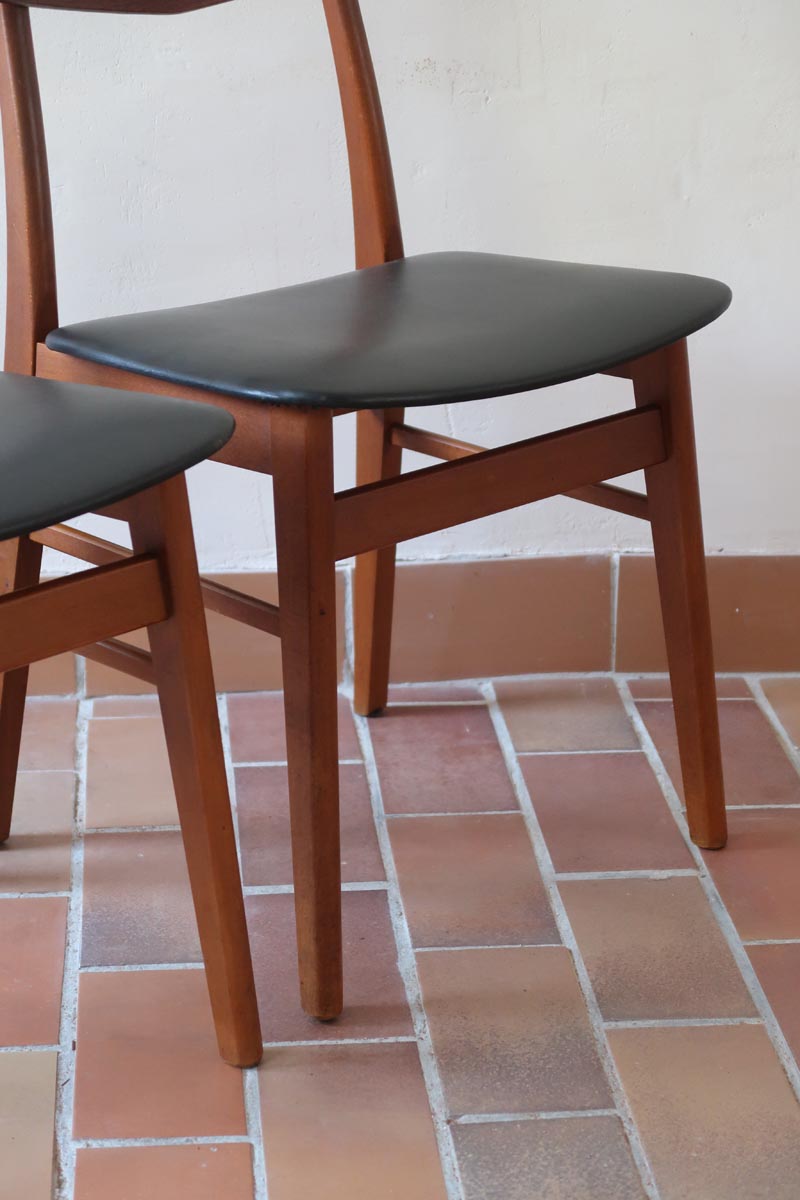 Paire de chaises scandinaves vintage Farstrup en teck et skaï noir
