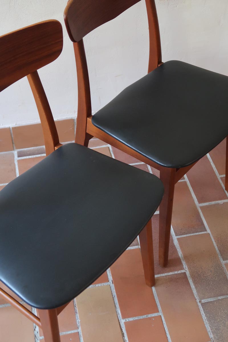 Paire de chaises scandinaves vintage Farstrup en teck et skaï noir