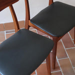 Paire de chaises scandinaves vintage Farstrup en teck et skaï noir