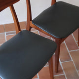 Paire de chaises scandinaves vintage Farstrup en teck et skaï noir