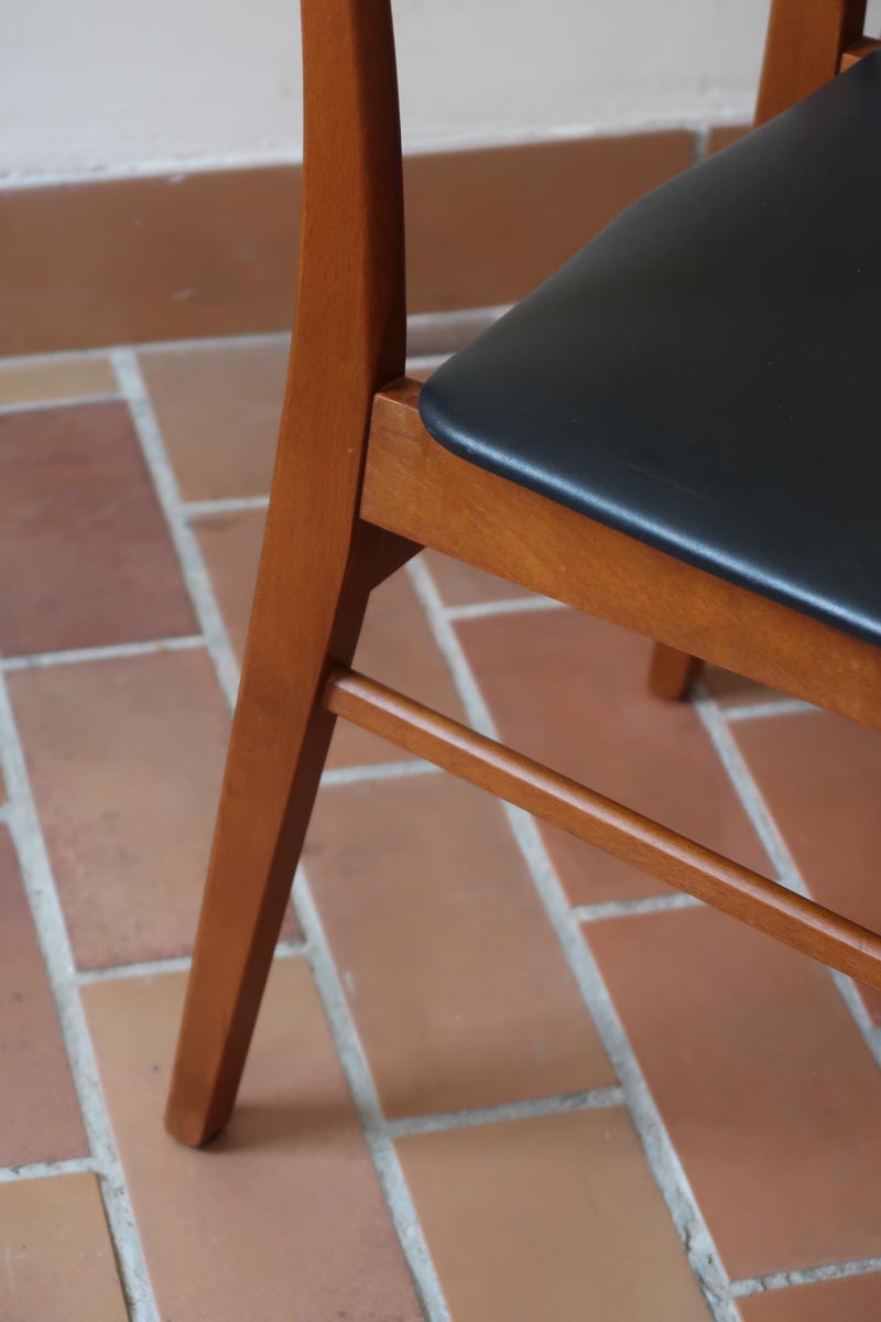 Paire de chaises scandinaves vintage Farstrup en teck et skaï noir