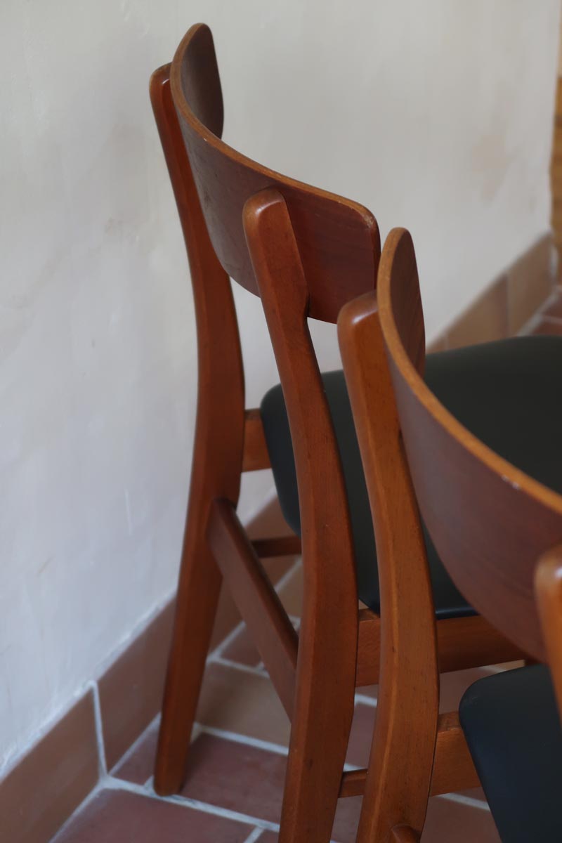 Paire de chaises scandinaves vintage Farstrup en teck et skaï noir