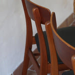 Paire de chaises scandinaves vintage Farstrup en teck et skaï noir