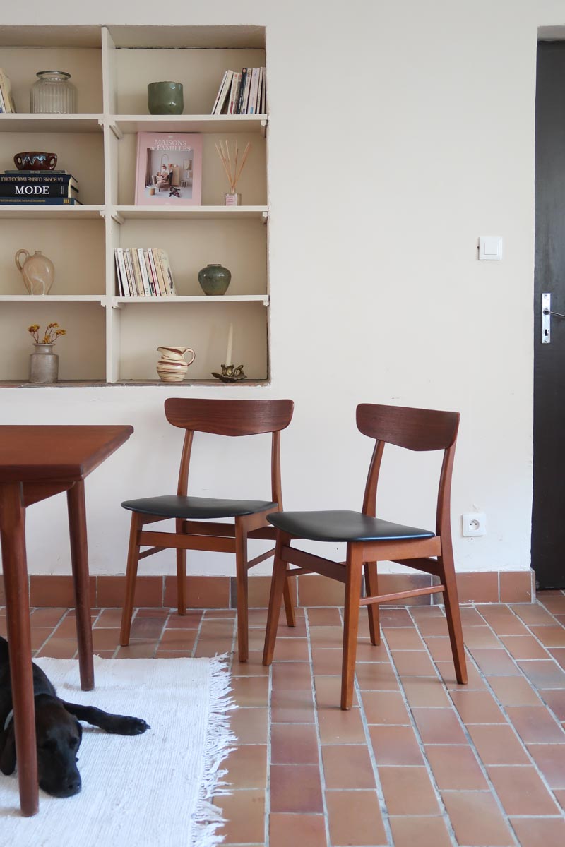 Paire de chaises scandinaves vintage Farstrup en teck et skaï noir