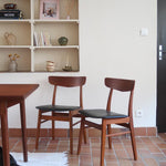 Paire de chaises scandinaves vintage Farstrup en teck et skaï noir