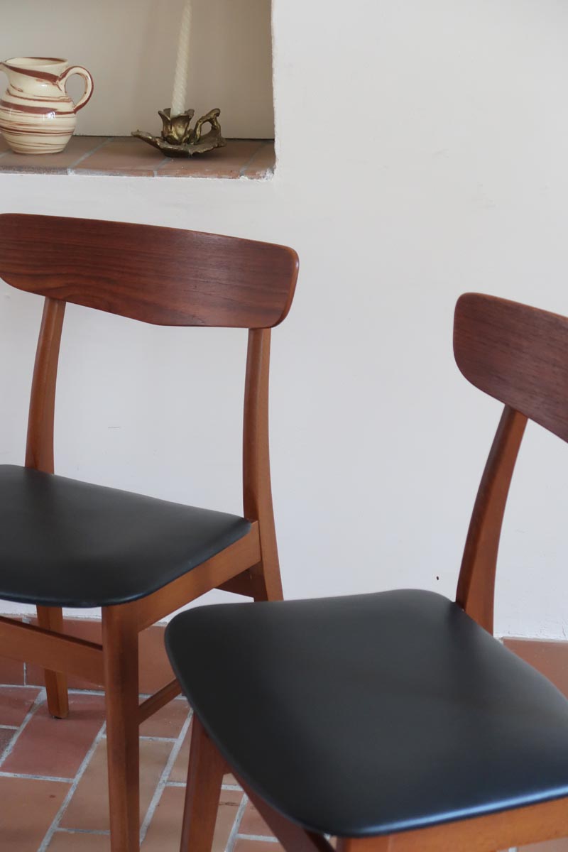 Paire de chaises scandinaves vintage Farstrup en teck et skaï noir