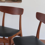 Paire de chaises scandinaves vintage Farstrup en teck et skaï noir