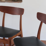 Paire de chaises scandinaves vintage Farstrup en teck et skaï noir