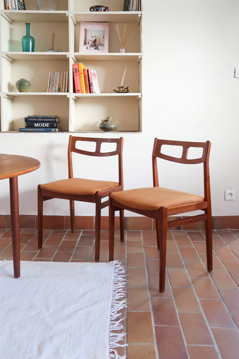 Paire de chaises teck massif design danois années 60, dossier ajouré double barreau, assises retapissées velours caramel