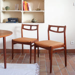Paire de chaises teck massif design danois années 60, dossier ajouré double barreau, assises retapissées velours caramel