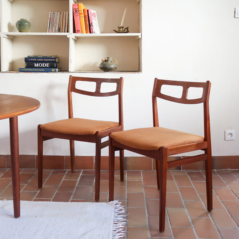 Paire de chaises teck massif design danois années 60, dossier ajouré double barreau, assises retapissées velours caramel