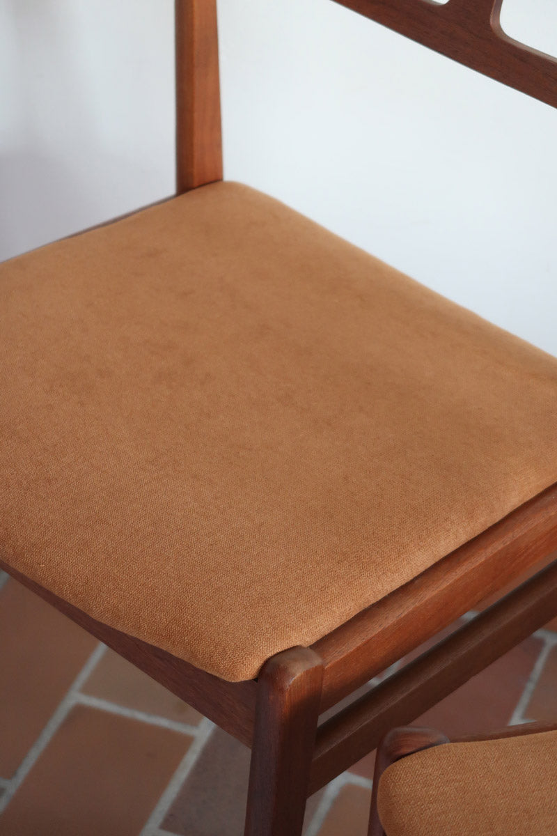 Paire de chaises teck massif design danois années 60, dossier ajouré double barreau, assises retapissées velours caramel