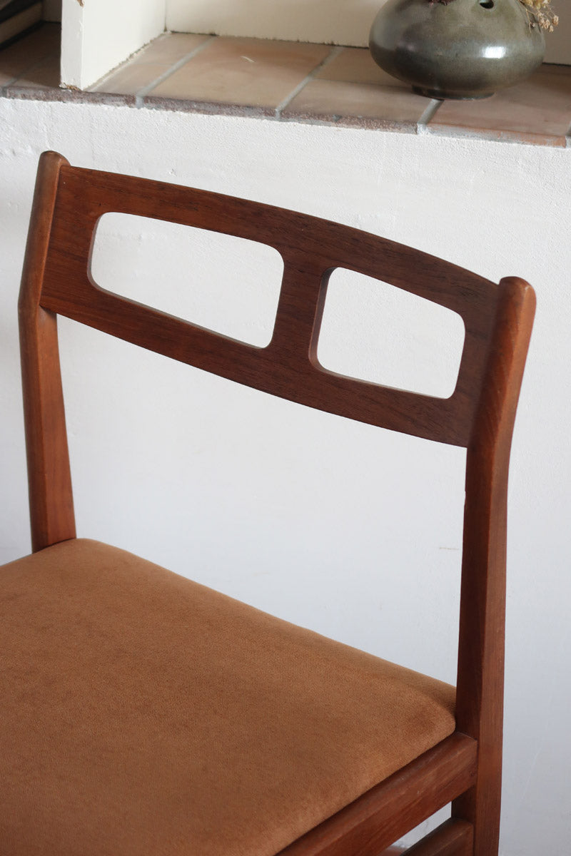 Paire de chaises teck massif design danois années 60, dossier ajouré double barreau, assises retapissées velours caramel