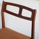 Paire de chaises teck massif design danois années 60, dossier ajouré double barreau, assises retapissées velours caramel