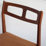 Paire de chaises teck massif design danois années 60, dossier ajouré double barreau, assises retapissées velours caramel