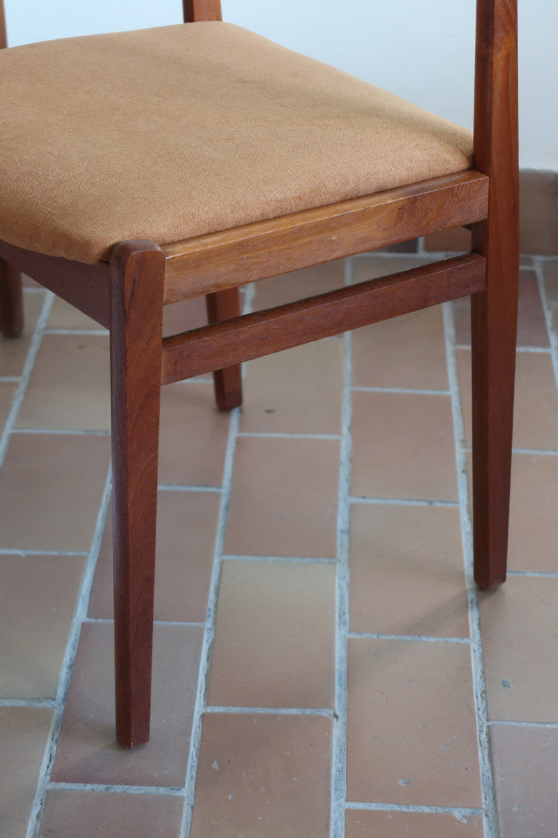 Paire de chaises teck massif design danois années 60, dossier ajouré double barreau, assises retapissées velours caramel