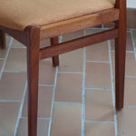 Paire de chaises teck massif design danois années 60, dossier ajouré double barreau, assises retapissées velours caramel
