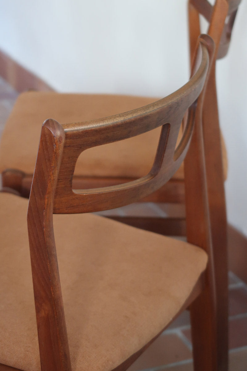 Paire de chaises teck massif design danois années 60, dossier ajouré double barreau, assises retapissées velours caramel
