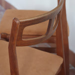 Paire de chaises teck massif design danois années 60, dossier ajouré double barreau, assises retapissées velours caramel