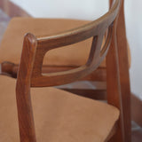 Paire de chaises teck massif design danois années 60, dossier ajouré double barreau, assises retapissées velours caramel