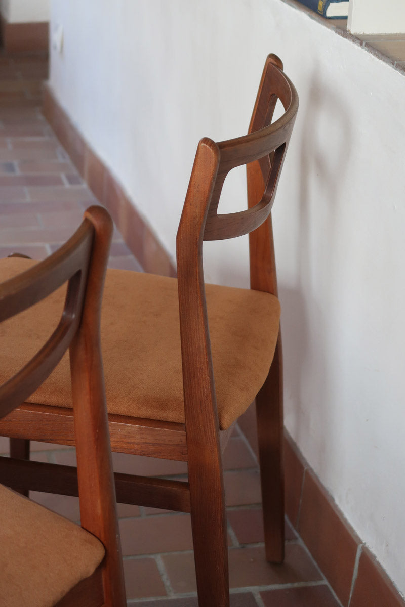 Paire de chaises teck massif design danois années 60, dossier ajouré double barreau, assises retapissées velours caramel