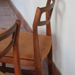 Paire de chaises teck massif design danois années 60, dossier ajouré double barreau, assises retapissées velours caramel