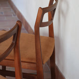 Paire de chaises teck massif design danois années 60, dossier ajouré double barreau, assises retapissées velours caramel