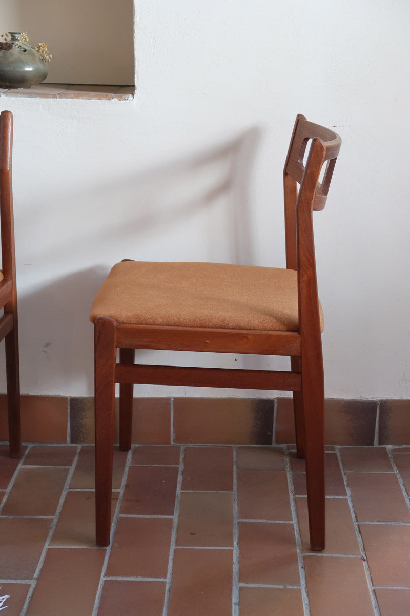 Paire de chaises teck massif design danois années 60, dossier ajouré double barreau, assises retapissées velours caramel