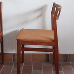 Paire de chaises teck massif design danois années 60, dossier ajouré double barreau, assises retapissées velours caramel