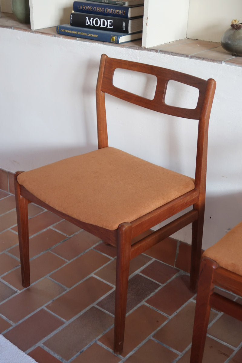 Paire de chaises teck massif design danois années 60, dossier ajouré double barreau, assises retapissées velours caramel