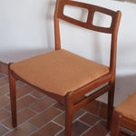 Paire de chaises teck massif design danois années 60, dossier ajouré double barreau, assises retapissées velours caramel