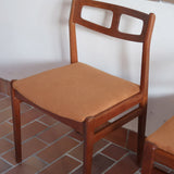 Paire de chaises teck massif design danois années 60, dossier ajouré double barreau, assises retapissées velours caramel