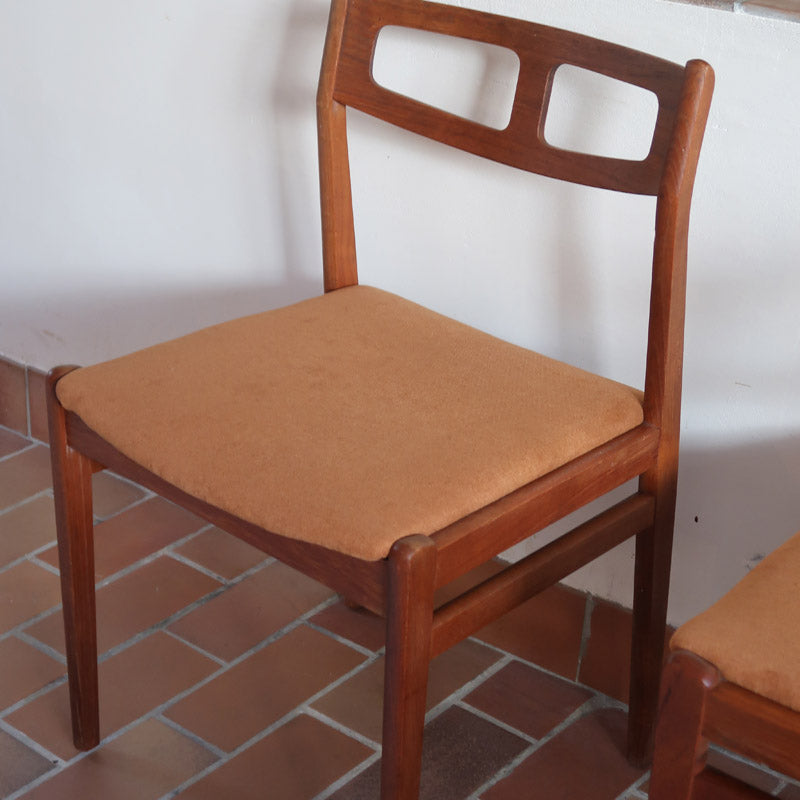 Paire de chaises teck massif design danois années 60, dossier ajouré double barreau, assises retapissées velours caramel