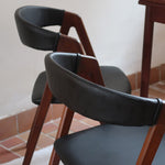 paire de chaises thomas harlev modèle 205 farstrup teck et skaï noir danemark années 60