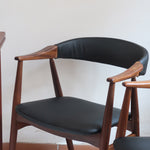 paire de chaises thomas harlev modèle 213 farstrup teck et skaï noir danemark années 60