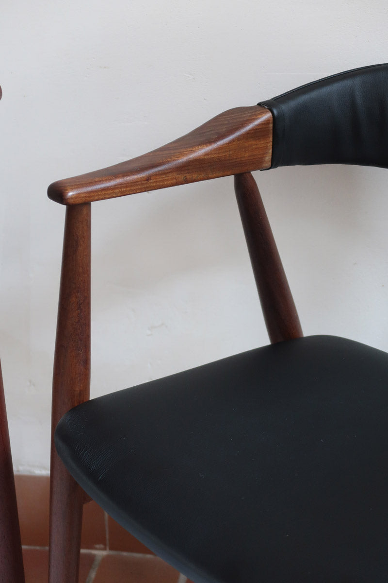 paire de chaises thomas harlev modèle 213 farstrup teck et skaï noir danemark années 60