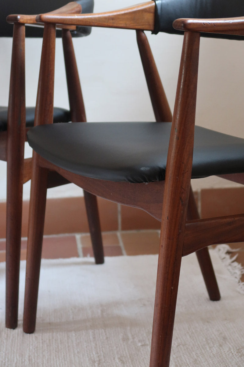 paire de chaises thomas harlev modèle 213 farstrup teck et skaï noir danemark années 60